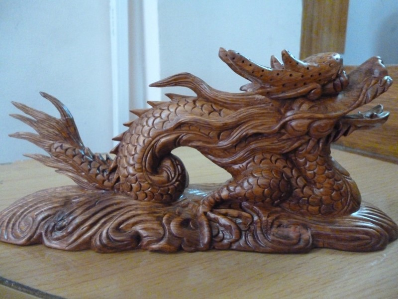 Hình tượng Rồng bằng gỗ quý