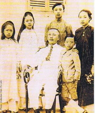 Gia đình ông Bùi Quang Chiêu. ảnh chụp năm 1921 tai Phú Nhuận. Bà Henriette Bùi thứ 2 từ trái sang